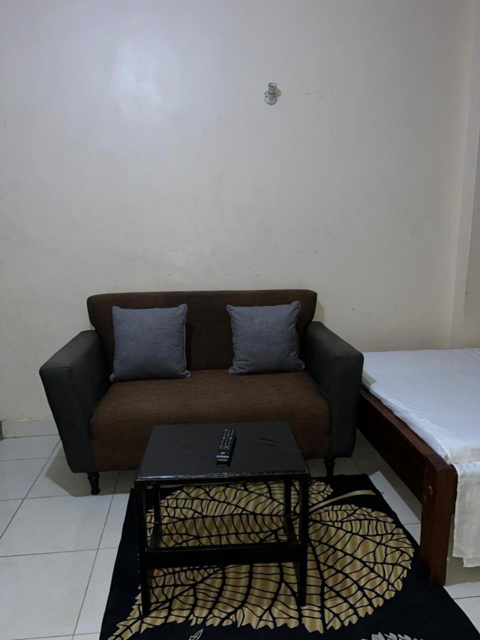 Cosy Studio Yellow House Bamburi Apartman Mombasa Kültér fotó